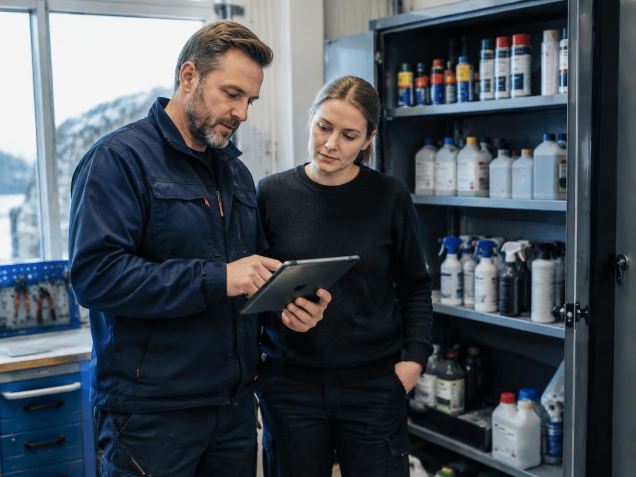 Rådgiver og kunde gjennomgår produktsortimentet i et verksted